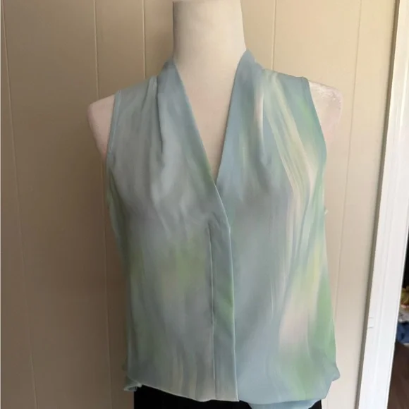 Elegant Pastel Sleeveless Blouse - Picture 3 of 3
